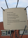 833241 Afbeelding van het bord met een gedicht van de bewoners gericht tegen de poepoverlast van honden, staande in het ...